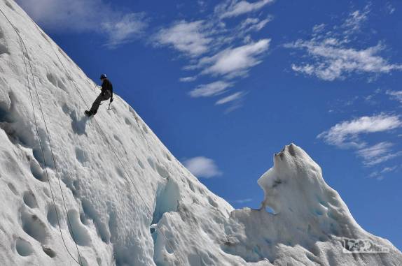 Depois de subir, descendo de rapel mais uma parede de gelo no glaciar Viedma, no Parque Nacional Los Glaciares, região de El Chaltén, no sul da Argentina